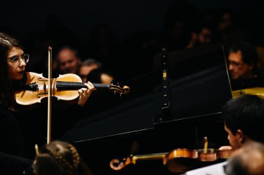 Valencia, İspanya - 25 Ocak 2019: Keman çalmaya müzisyenler bir klasik müzik konseri sırasında.