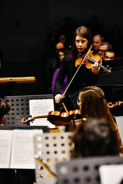 Valencia, İspanya - 25 Ocak 2019: Keman çalmaya müzisyenler bir klasik müzik konseri sırasında.
