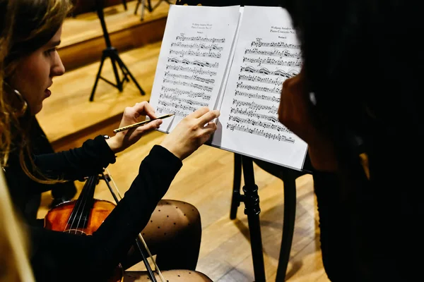 발렌시아 스페인 2019 음악가 오케스트라의 재생을 연필로 점수를 — 스톡 사진