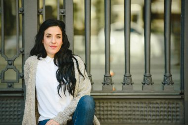 Kameraya bakarak dostu ev kadını