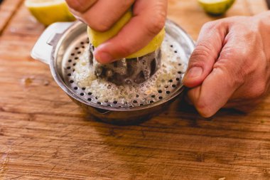 El sıkma limon suyu.