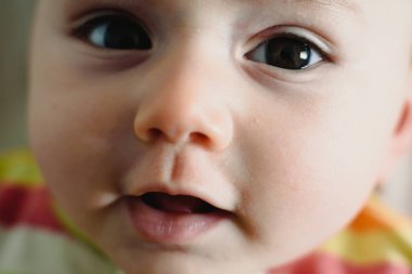 Gülümseyen bebek yüz Close-up.