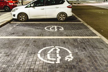 Ücretsiz elektrikli araç şarj istasyonu bir Avrupa süpermarket otoparkta mesaj.