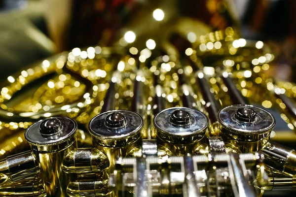 法国喇叭的钥匙和阀门的特写 — 图库照片