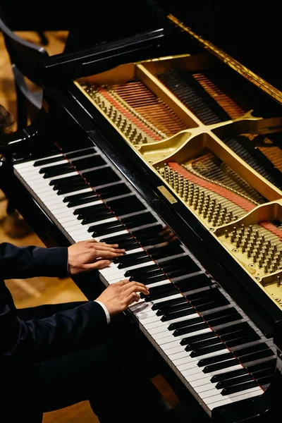 コンサートの間に彼のピアノを弾くピアニストの手 — ストック写真