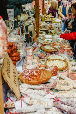 Valencia, İspanya - 2 Şubat 2019: yürüyüş ve semt pazarı Ruzafa mahalle sokaklarında alışveriş insanlar.