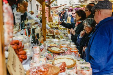 Valencia, İspanya - 2 Şubat 2019: yürüyüş ve semt pazarı Ruzafa mahalle sokaklarında alışveriş insanlar.