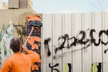 Valencia, İspanya - 2 Şubat 2019: kağıt afişleri sokakta yapışmasını işleç.