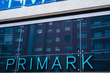 Valencia, İspanya - 2 Şubat 2019: İlk PRIMARK düşük maliyet moda giyim mağazası Valencia, cephe.
