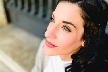 City adlı uzağa arıyorsunuz ki, kışın ayakta düşünceli yüz, 30 yaşlarında, esmer kadın portresi.