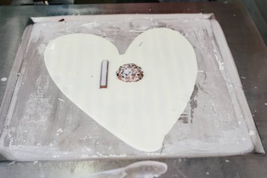 Çilek ve kalp şekli, Sevgililer için en iyi hediye ile lezzetli dondurma hazırlanması haddelenmiş.