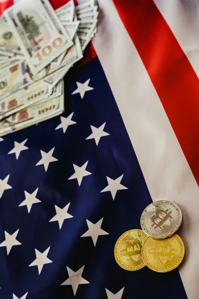 Bitcoins ve Amerikan dolarları bizimle arka plan, kopya alanı bayrak.