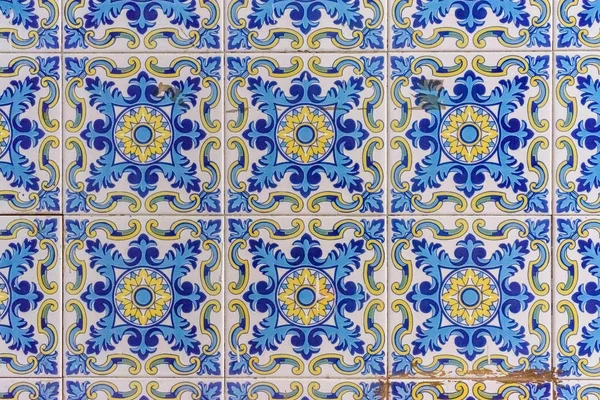 Tipik Valensiya kiremit ve Barracas duvarlarını süslemek için kullanılan levhalar.