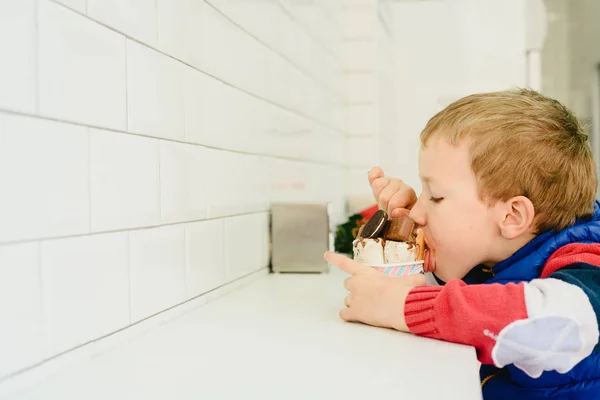 Niño Degustando Helado Comiéndolo Con Antojos Infantiles —  Fotos de Stock
