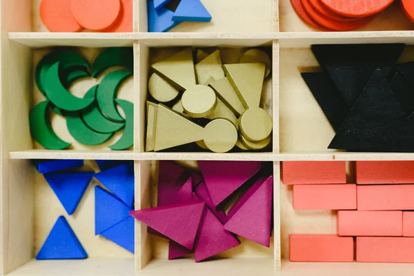 Bir Montessori Sınıfta Farklı Malzemelerle Ahşap Kutu — Stok fotoğraf