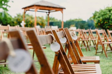 Olaylar ve düğünler için Retro boş vintage tarzı ahşap sandalye