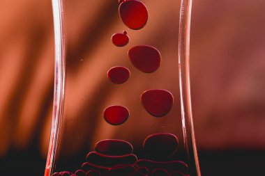 Kırmızı benzer suya düşen kan damlaları.