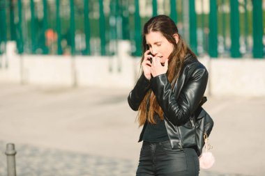 Bin yıllık kadın telefon, kalbi kırık duygu üzgün teen kız depresif üzgün mobil duygu endişeli kötü haber tarafından.