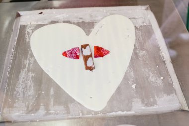 Sevgililer Günü'nde vermek için kalp şeklinde bir dondurma hazırlama.