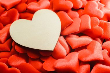 Sevgililer günü, metin için boş alan için küçük kırmızı kalpler tarafından çevrili büyük boş ahşap kalp.