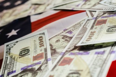100 dolarlık bono Amerikan bayrağı üzerinde yığını.