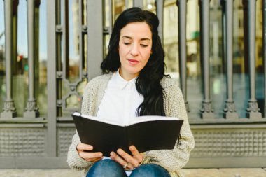 Portre Olgun kadın çekici notlar onun defter, okuma planları, önden görünüm.