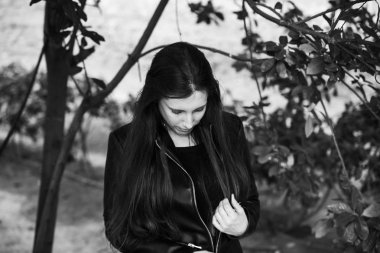 Siyah ve beyaz bir kız, Genç bin yıllık model güzel şeklinde clueless poz portresi.