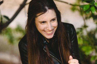 Genç kadın, doğal bir poz güzel yüzünü kafa vurdu.