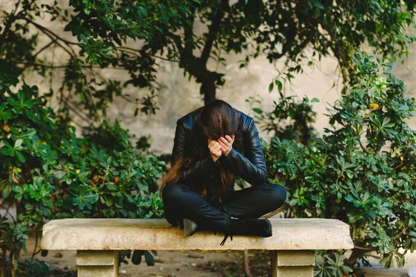 Giovane Donna Depressa Che Tiene Testa Mano Sentendosi Ferita Sconvolta — Foto Stock