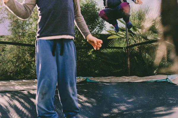 Kinder Springen Auf Einem Trampolin Und Genießen Einen Sonnigen Frühlingstag — Stockfoto