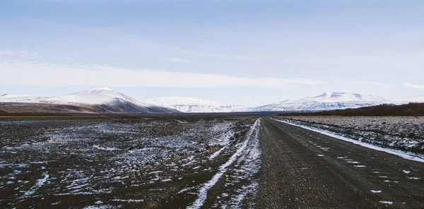 Onverharde Weg Besneeuwde Bergen Van Ijsland Een Regenachtige Dag Met — Stockfoto