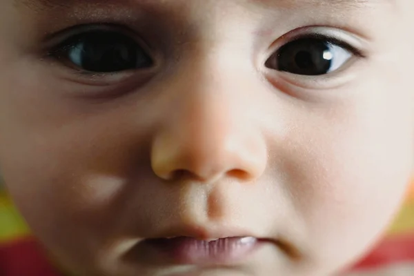 Primer Plano Mirada Bebé Divertido — Foto de Stock
