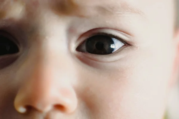 Ojos Bebé Con Una Mirada Profunda — Foto de Stock