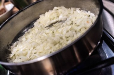 bir tavada kızartma soğan