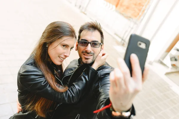 Pareja Joven Enamorada Haciendo Una Selfie Calle Haciéndose Pasar Por — Foto de Stock