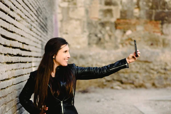 Milenial Hermosa Mujer Haciendo Foto Selfie Utilizando Teléfono Celular Mientras — Foto de Stock