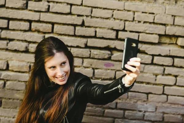 Millennial Schöne Frau Macht Selfie Foto Mit Handy Während Sie — Stockfoto
