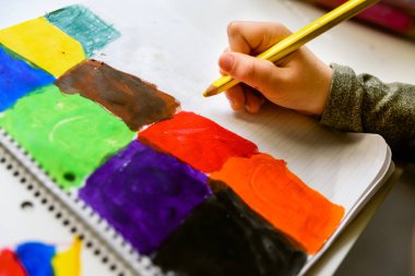 Çocuk boyama resimleri yaratıcılığını geliştirme sırasında parlak renkler.