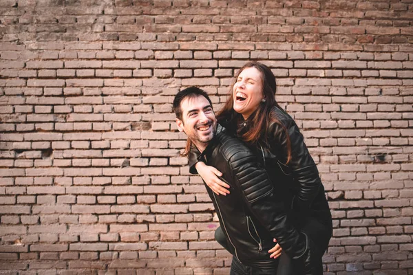 Kız Sevgilisi Gülen Having Fun Birlikte Onlar Genç Mutlu Bakmak — Stok fotoğraf
