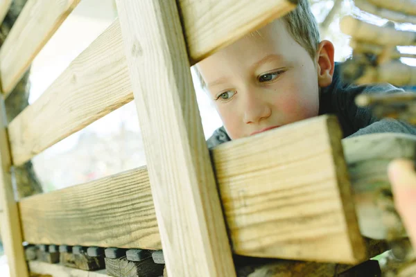 Πορτρέτο Ενός Παιδιού Πρόσωπο Κρυμμένο Μπαίνει Κάποιο Ξύλινες Σανίδες — Φωτογραφία Αρχείου