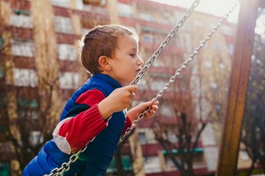 Araba koltuğunda uyurken extenuated çocuk.