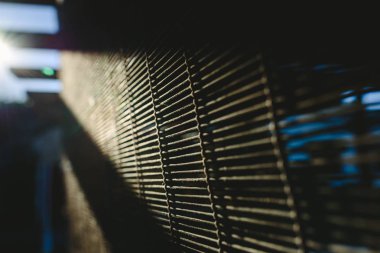 Doğal malzemeler ahşap levhalar ile kör saatlerinde, sert ışık ile arka plan.