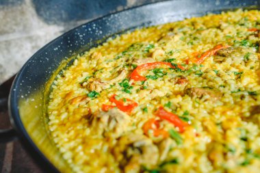 Paella tavada pişmiş pirinç ve tavşan, Gastronomi Murcia, İspanya, bölgesinin tipik çanak.