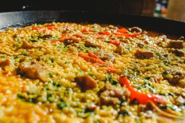 Paella tavada pişmiş pirinç ve tavşan, Gastronomi Murcia, İspanya, bölgesinin tipik çanak.