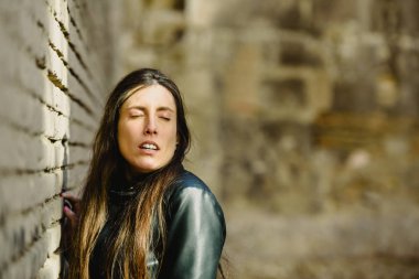 Endişeli ifade, gelecekteki kariyeri hakkında düşünceli olan kadın portresi.