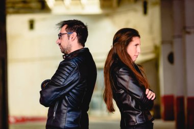 Çift birbirlerine sırtlarını bağımsız değişken sonra kızgın aşık.