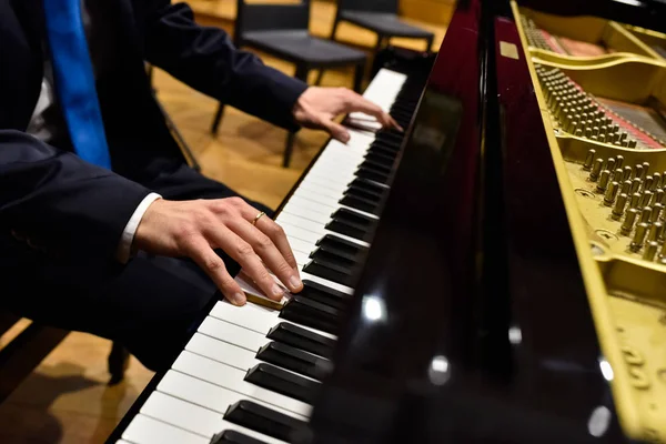 Profi Pianist Spielt Ein Stück Auf Einem Flügel — Stockfoto