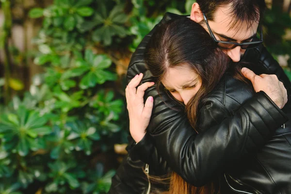 一对夫妇在爱解决的问题 男朋友安慰他的女朋友拥抱她 — 图库照片