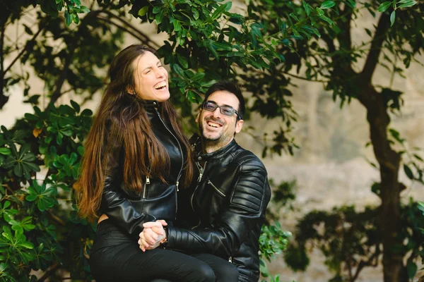 Couple Aimant Aimait Embrasser Dans Jardin Une Ville Cachée Des — Photo