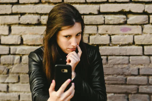 Joven Mujer Exitosa Retocando Mirada Con Teléfono Móvil Con Viejo — Foto de Stock